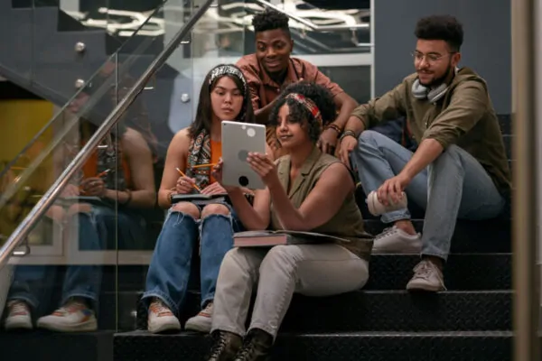 Por que os jovens não ligam pra segurança e como mudar isso com humor, tecnologia e propósito